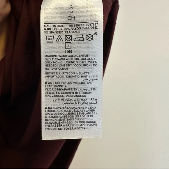 Old Navy Luxe V-Neck Everyday T-Shirt Burgundy Women’s small NWT - Picture 3 of 4